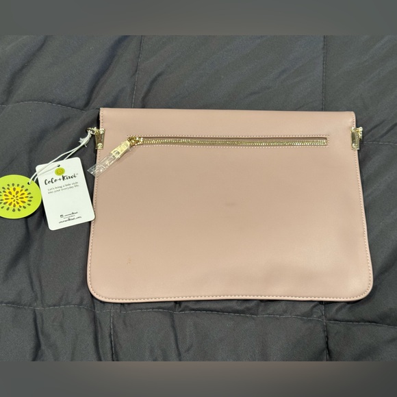 Coco & Kiwi Envelope Purse with crossbody and wristlet strap. NWT blush color - Picture 2 of 7